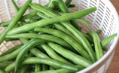 Đậu que tước xơ, rửa sạch. Nếu quả nào dài có thể ngắt đôi.