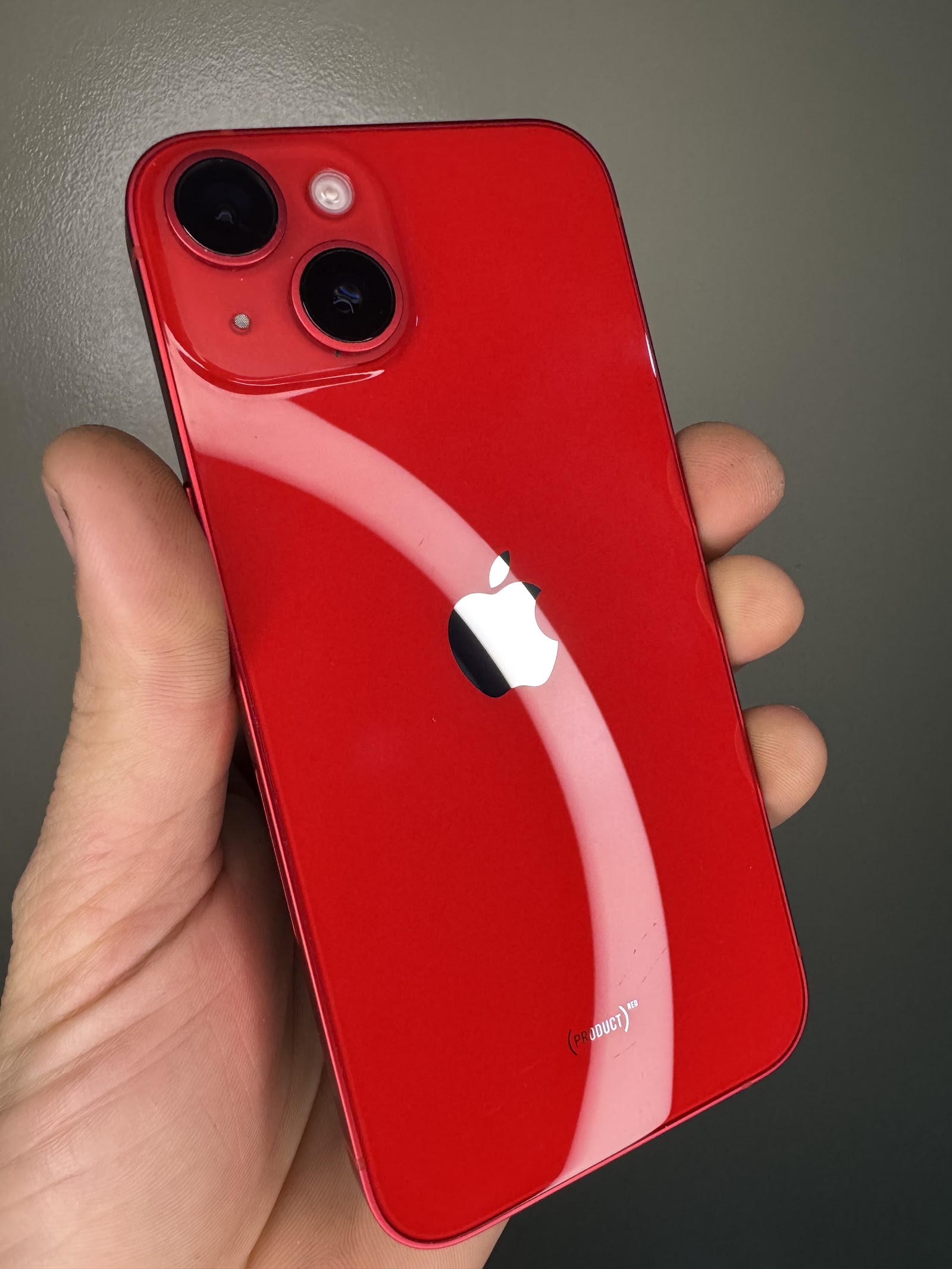 iPhone 14 vermelho fotografado pela loja