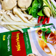 Nấm cắt gốc ngâm ngâm nước muối pha loãng rửa sạch vớt ra để ráo. Nấm đùi gà cắt dọc nhỏ, lá chanh rửa sạch cắt nhỏ, sả rửa sạch cắt khúc đập dập, ớt cắt nhỏ.