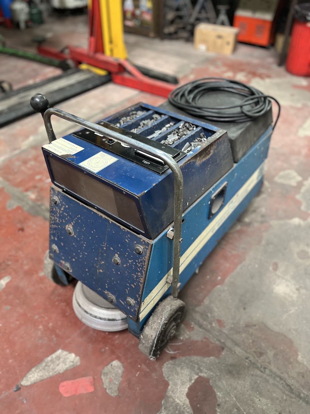 Balanceadora de ruedas montada (autos y pickups)