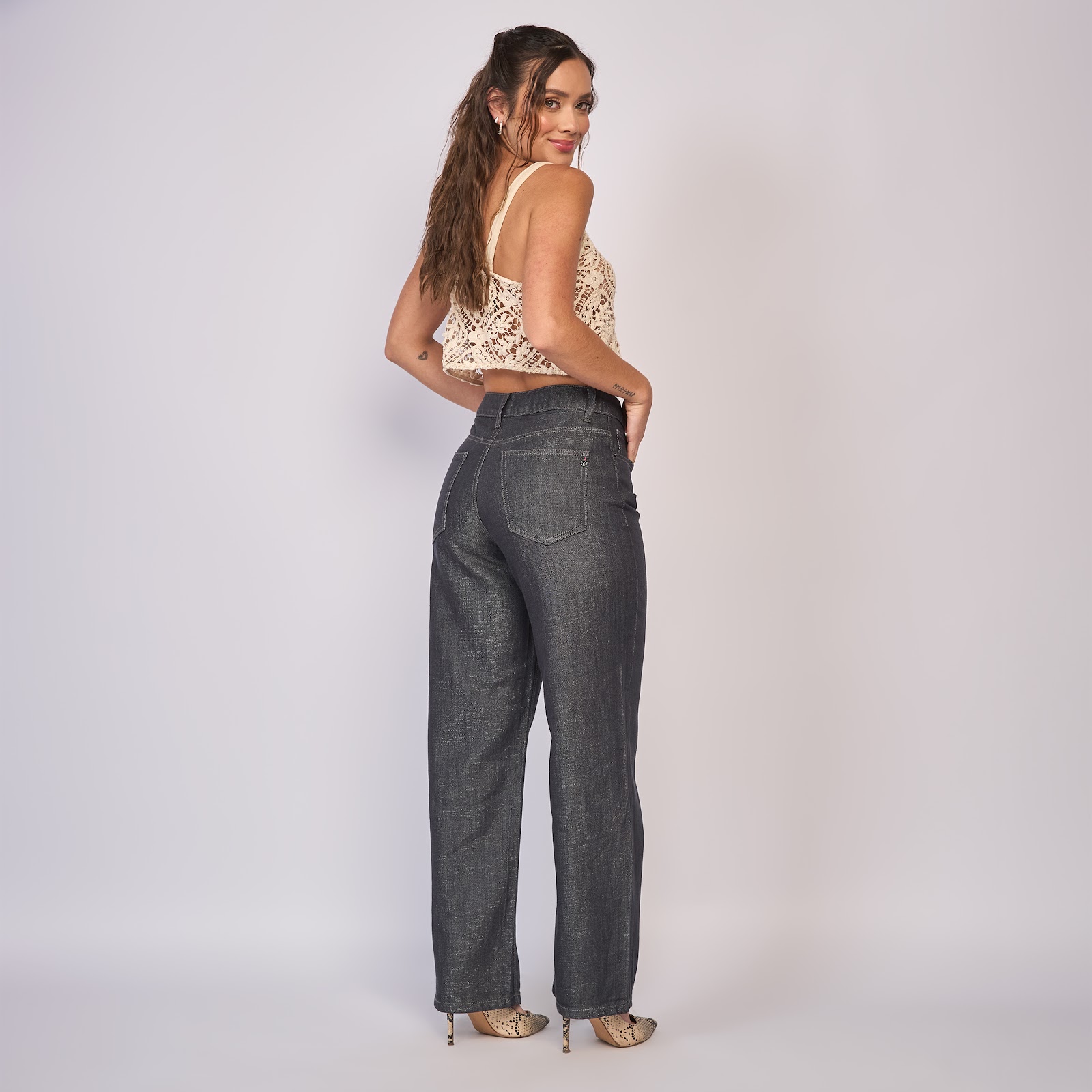 Jean dama straight tiro alto rígido con destellos metalizados, color Gris oscuro - Vista 6
