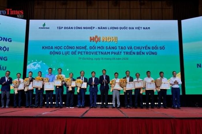 [VIDEO] Petrovietnam vinh danh các công trình Khoa học và Công nghệ Dầu khí Việt Nam tiêu biểu - Tạp chí Petrotimes