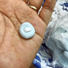 Khi bột đã xong bạn ngắt thành từng viên vừa ăn rồi ấn dẹp, cho miếng dừa vào giữa rồi lăn lại cho tròn đều, sau đó lăn 1 lần nữa qua bột năng trước khi luộc để các viên trân châu không bị dính vào nhau.