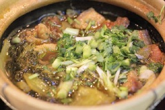 Khi đun bạn nêm nếm lại gia vị cho vừa ăn và cần nêm nhạt vì dưa cải chua đã mặn, đun đến khi dưa cải và thịt ba chỉ vừa ý của bạn thì tắt bếp thêm hành lá thái nhỏ vào, múc ra đĩa hay bát lớn dùng làm món mặn ăn với cơm.