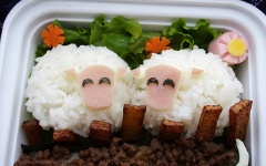 Giờ chỉ việc gắn lên lát thịt xông khói là xong. Đặt vào hộp cơm bento và mời cả nhà thưởng thức nhé!