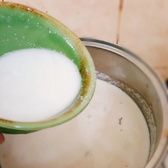 Nấu sôi thêm khoảng 10 phút thì hạ lửa nhỏ, cho nước cốt dừa vào. Đảo một lần cho nước cốt dừa hòa tan với nước đường. Lưu ý không nên khuấy quá nhiều và để lửa to sẽ làm nước cốt dừa không ngon nhé. Chè sôi lại lần nữa thì hòa tan một muỗng canh bột năng với nước, rồi cho nước bột năng vào chè. Khuấy đều. Để sôi thêm lần nữa cho bột chín là hoàn thành.