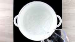 Cho vào nồi 600ml nước lọc, thêm 5gr gừng thái sợi vào, nấu cho nước sôi lên. Tiếp theo cho cà rốt đã được gọt vỏ cắt miếng mỏng 1.5cm vào, nấu 10 phút cho cà rốt chín mềm.