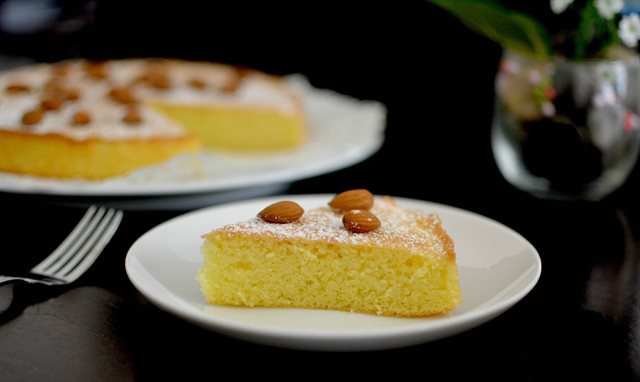 Bánh Gateau Hạnh Nhân