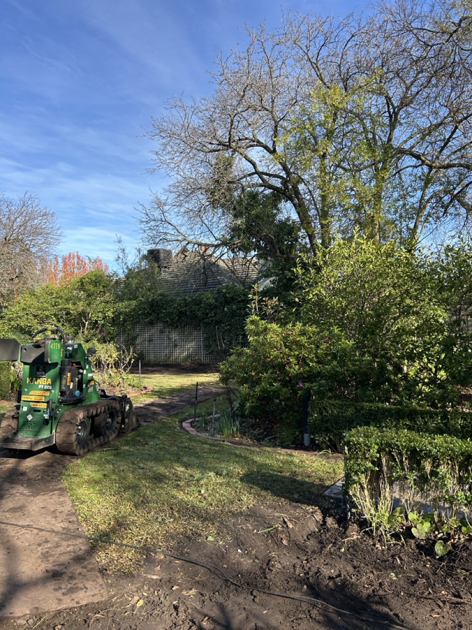 Detailing excavation by hand