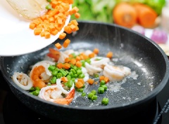Phi thơm hành tím băm và tỏi băm với 2 muỗng canh dầu ăn, cho tôm và mực vào xào, nêm muối, tiêu, hạt nêm maggi vừa ăn. Sau đó, cho rau củ vào xào tiếp 2-3 phút thì tắt bếp. Trộn cơm gạo lứt với hỗn hợp vừa xào.