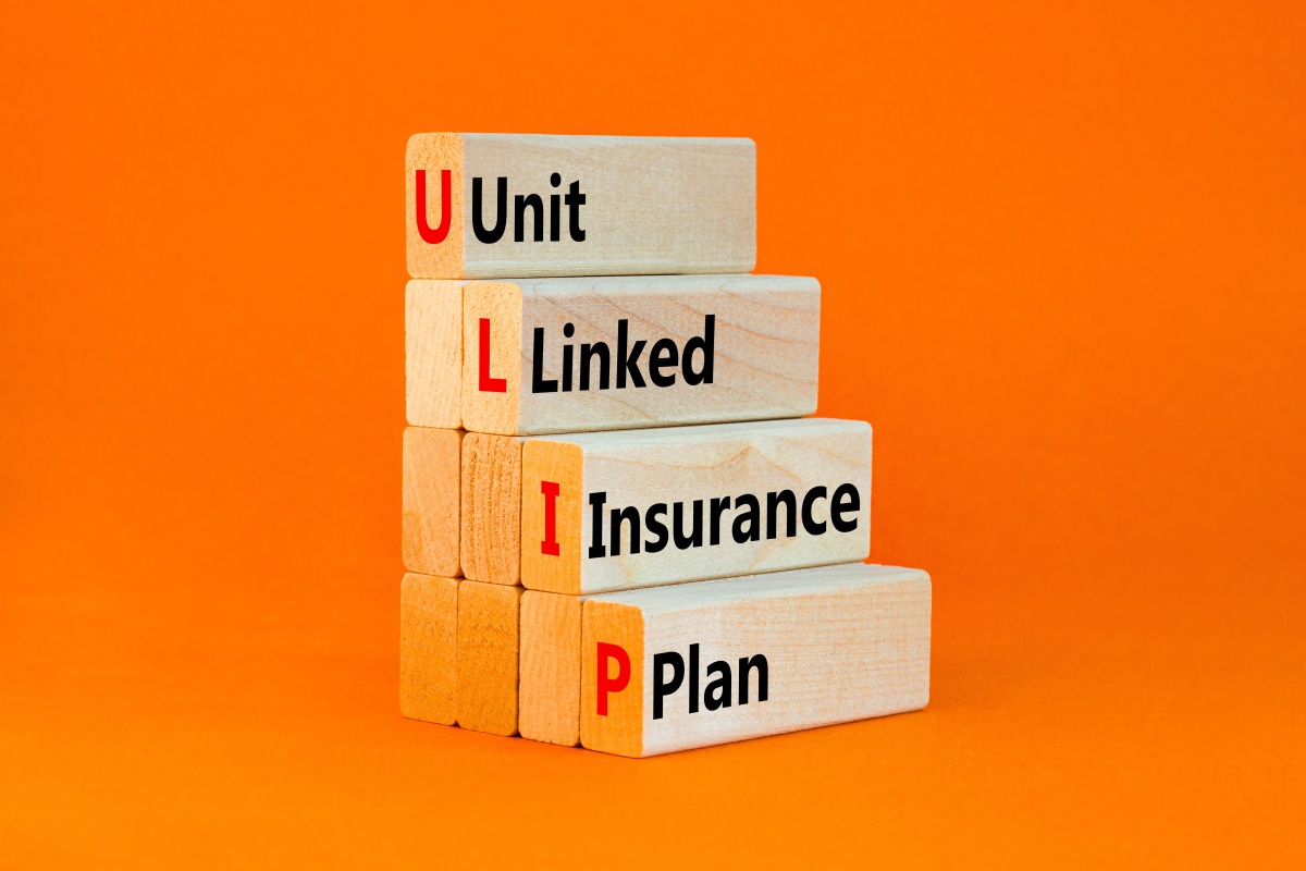 ประกันควบการลงทุนเป็นผลิตภัณฑ์ทางการเงินที่รวมประกันชีวิตและการลงทุนเข้าด้วยกัน