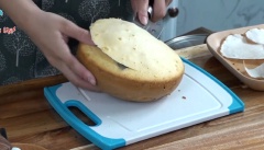 Tiếp theo, mình cho bánh bông lan vào 1 tô to, rồi đổ lớp thạch cốt dừa sao cho bao phủ hết bánh.