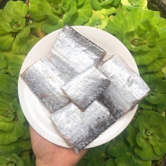 Chuẩn bị các nguyên liệu như hình. Cá hố mua về rửa sạch, cắt khúc có độ dài 6cm, để ráo nước. Sả tách ra từng lớp, rửa sạch lớp phấn bên trong, ớt rửa sạch và đêm băm nhỏ 2 nguyên liệu này.