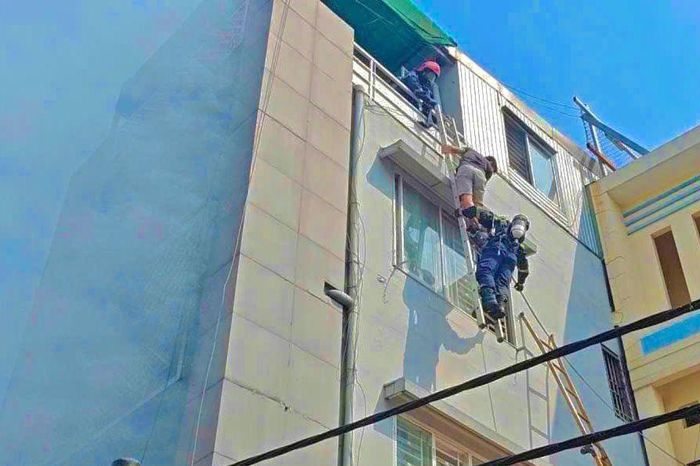 Cảnh sát dùng thang cứu cụ ông mắc kẹt trong căn nhà 5 tầng đang cháy ở TP.HCM - Báo Pháp Luật TP.HCM