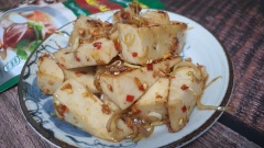 Cho chả xóc sả ớt ra dĩa, ăn kèm cùng cơm nóng. Chưa đến 15 phút là các bạn đã có một món ngon ăn chay rồi đó. Chúc các bạn thành công nhé.