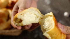 Bánh mì cua nhân phô mai sau khi lấy ra khỏi lò quét một chút bơ lên mặt bánh để bánh được bóng và thơm. Bánh mì cua nướng ăn ngon nhất là khi còn hơi ấm. Bánh để nguội cho vào túi nilon bọc lại, bánh sẽ để được khoảng 1-2 ngày và vẫn mềm ngon.