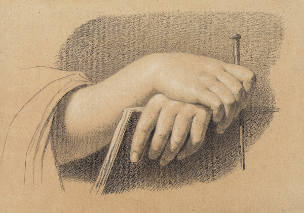 Die Hände eines Zeichners mit Stift über dem Zeichenheft verschränkt