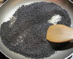 Mè trắng, mè đen rang sơ qua trong chảo cho thơm, cho ra đĩa, để riêng.