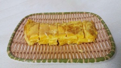 Cho chút dầu ăn vào chảo, đợi dầu nóng thì múc từng muỗng vào chảo. Khi trứng sền sệt đặc sánh thì cho phô mai vào giữa trứng và cuộn lại cho khéo. Thêm lần 2 tương tự như vậy. Sau khi cuộn trứng, dùng đũa nhấn nhẹ vào trứng để định hình. Sau đó cho ra đĩa, cắt trứng và thưởng thức. Ăn kèm tương ớt và tương cà chua. Chúc các bạn thành công!