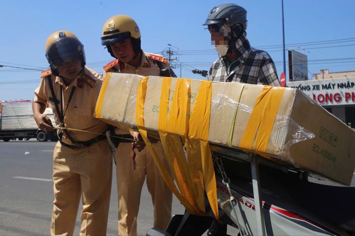 CSGT Bình Triệu mở cao điểm, kéo giảm tai nạn trên Quốc lộ 13 - Báo Pháp Luật TP.HCM