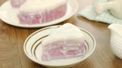 Vậy là bạn đã hoàn thành xong món bánh khoai môn hấp rồi. Chiếc bánh hai lớp tròn trịa vừa đẹp mắt lại còn khiến cả căn bếp nhà bạn thơm lừng mùi nước cốt dừa đấy. Món bánh tuy đơn giản dân dã với những nguyên liệu tự nhiên, đảm bảo an toàn cho sức khỏe và mùi vị lại vô cùng thơm ngon, cuối tuần vào bếp làm ngay cho gia đình mình thưởng thức bạn nha.