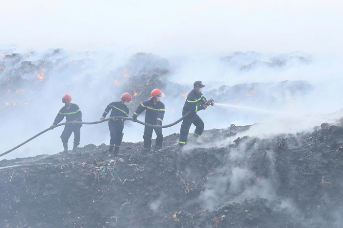 2 ngày đêm vật lộn với đám cháy ở bãi rác 1 ha ở Quảng Ngãi - Báo Pháp Luật TP.HCM