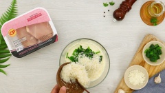 50gr cải bó xôi đem trụng sơ qua nước sôi sau đó xả liền qua nước lạnh để giữ được màu sắc. Cắt cải bó xôi ra thành những khúc ngắn 2cm. Trộn nhân phô mai nhồi cho ức gà: cho vào tô 250gr kem phô mai, tán phô mai cho nhuyễn mịn. Sau đó thêm vào tô cải bó xôi đã cắt, 50gr phô mai parmesan bào sợi, nêm gia vị với 1/2 muỗng cà phê muối, 1/3 muỗng cà phê tiêu, trộn lên cho nhân hòa quyện vào nhau.