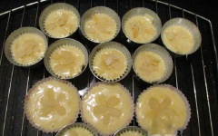 Chia hỗn hợp vào các khuôn cupcake đã lót sẵn giấy, rắc hạnh nhân lát lên mặt bánh.