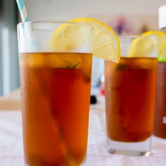 Lượng nước trà chanh bạc hà bạn có thể để trong ngăn mát tủ lạnh bảo quản. Khi uống, lấy đá viên trà chanh cho vào ly, rót nước trà chanh bạc hà vào và thưởng thức.