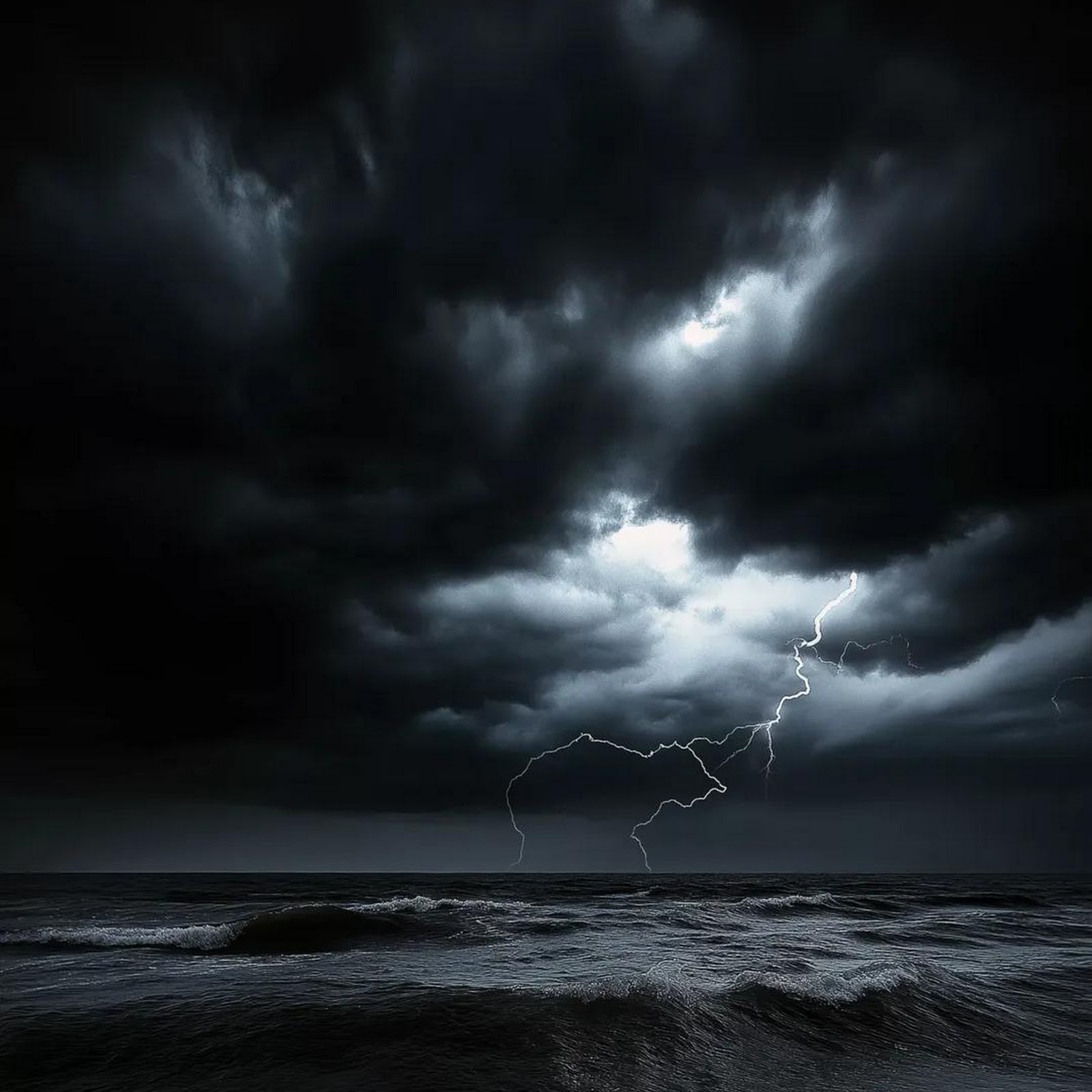 Download Lightning Storm Over Dark Ocean Full HD iPhone