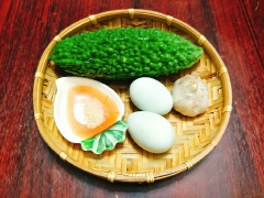 Trứng muối bổ làm đôi rồi dùng thìa lấy trứng ra bát, dằm cho nhuyễn. Tỏi băm nhỏ.