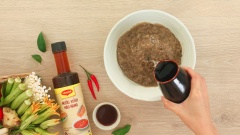 Sau khi mua 400gr thịt cua đồng xay về, cho vào tô cùng nước lọc dùng muỗng ép kỹ phần cua đọng lại để thịt cua được lọc hết. Tips: Bạn có thể mua cua sống về làm sạch, xay nhuyễn rồi lọc như hướng dẫn trên.