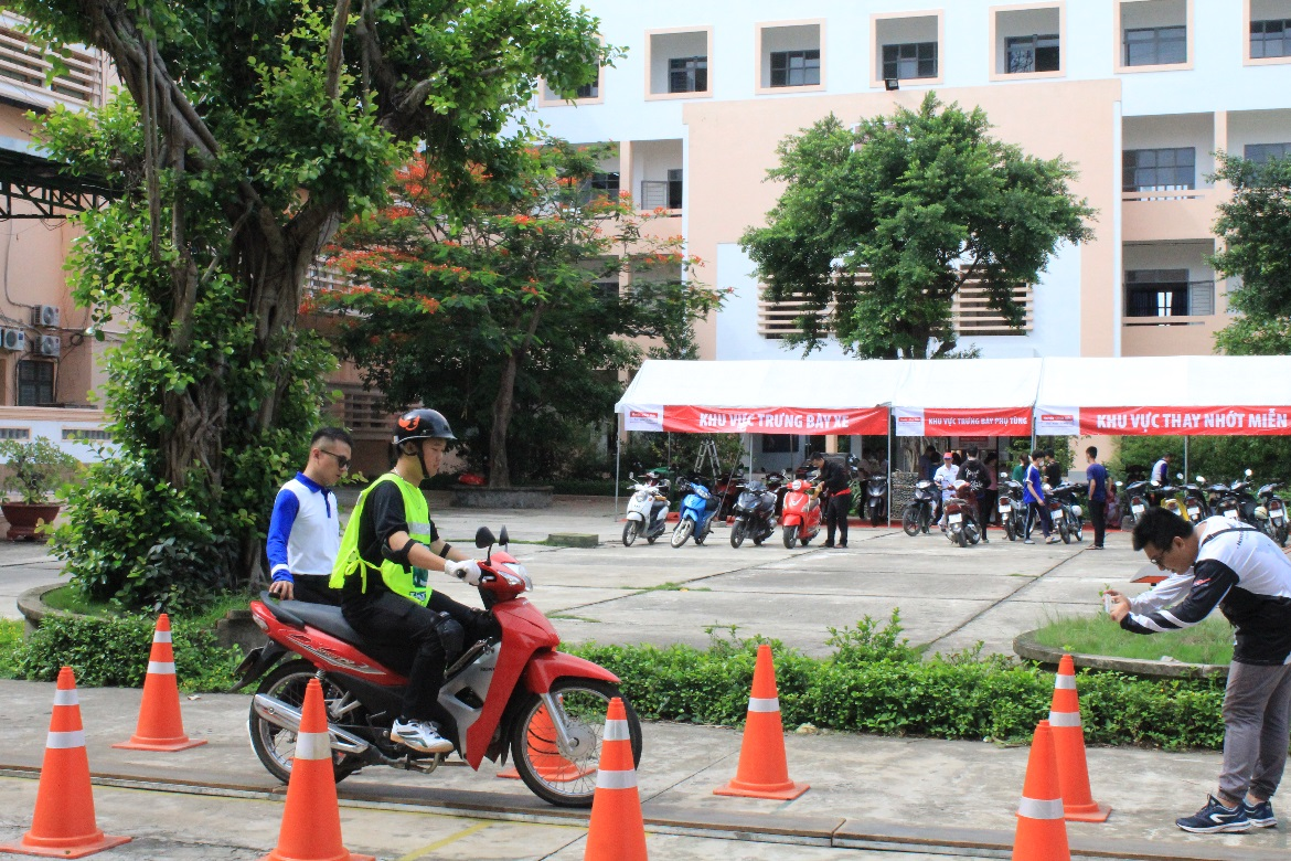 Sinh viên tham gia chạy địa hình thực tế cùng Head Honda Phát Tiến