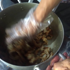 Cho mì căn vào tô. Thêm vào hành giã nhuyễn, ngũ vị hương, đường và nước tương. Bóp mạnh tay cho thấm gia vị. Tiếp theo cho sả băm vào và trộn đều. Để mì căn đã trộn tầm 30 phút cho thấm, cho chút dầu mè vào.
