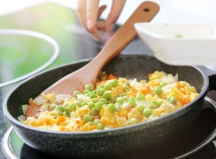 Khi rau củ gần chín thì đập 2 quà trứng gà vào xào cùng. Thêm đậu hà lan, xào tiếp trong 3 phút, rồi tắt bếp.