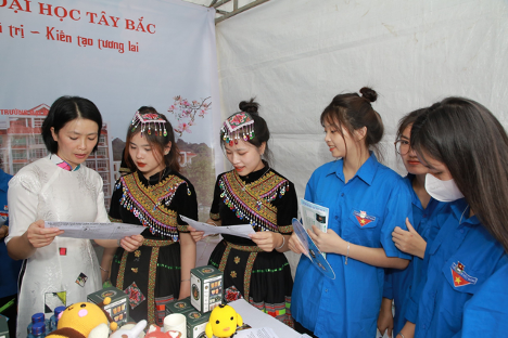 Trường Đại học Tây Bắc tham gia Ngày hội tư vấn hướng nghiệp, việc làm cho thanh niên dân tộc thiểu số năm 2023 tại huyện Thuận Châu, tỉnh Sơn La