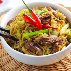 Mì xào thịt bò cải thảo đơn giản, dễ làm với hương vị ngon lành, hấp dẫn với sự kết hợp giữa mì ramen dai dai, mềm ngon thấm gia vị cùng thịt bò và cải thảo giúp cho bữa ăn thêm phần ngon miệng hơn. Nhanh tay lưu ngay công thức lại nhé.