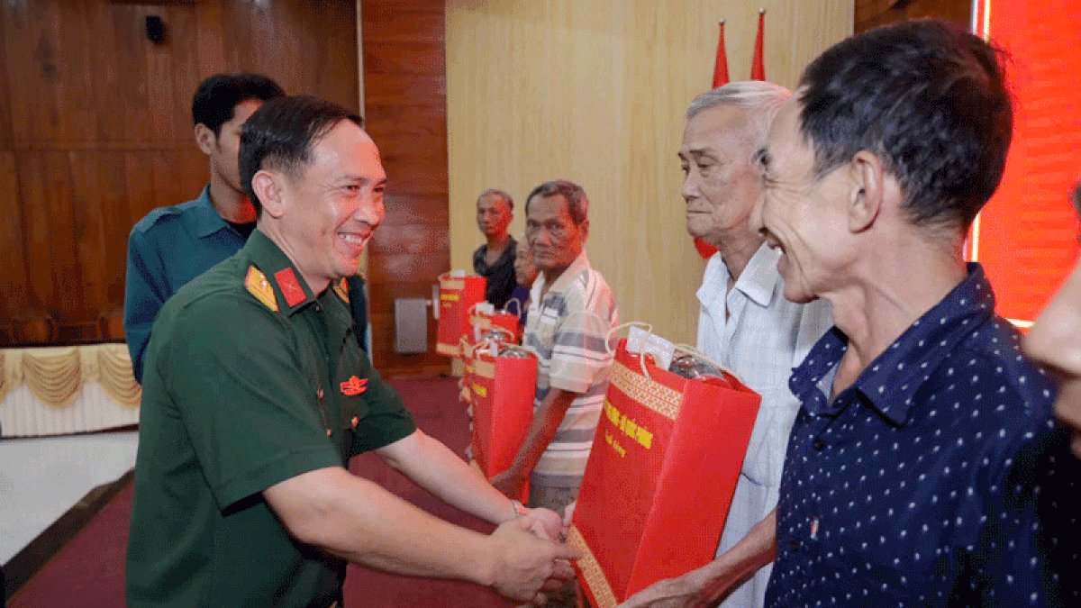 An Giang: Trao 20 suất quà của Quân ủy Trung ương, Bộ Quốc phòng cho gia đình chính sách - Báo Nhân Dân
