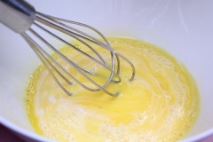 Làm bánh flan trà sữa: Chuẩn bị lò nướng, bật trước lò ở 325 độ F. Trộn đều trứng, lòng đỏ trứng gà, đường trong một cái tô cho đến khi hòa quyện. Trộn đều heavy cream, sữa và 1 tí muối trong một cái chảo, đun sôi trong lửa vừa. Sau đó lấy chảo ra, thả gói trà túi lọc vào ngâm khoảng 30 phút rồi bỏ túi trà đi.