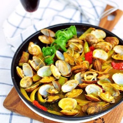 Món ngao xào cà ri bạn nhớ phải dùng nóng mới thật ngon!
