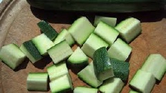 Cà rốt, bí ngòi và hành tây rửa sạch, thái hạt lựu để riêng.