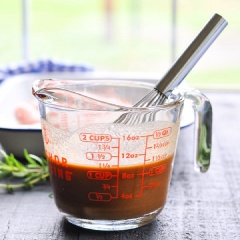 Bật trước lò nướng ở nhiệt độ 425 độ F. Cho siro đường, mù tạt, hắc xì dầu vào tô rồi trộn đều. Ức gà làm sạch, bỏ da rồi rắc muối và tiêu. Xịt hoặc quét một lớp dầu mỏng lên khay nướng rồi để riêng.