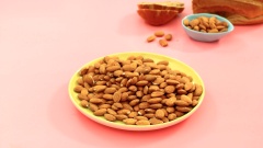 Để thực hiện món bơ hạnh nhân này bạn cần chuẩn bị 1kg hạnh nhân không vỏ, 1 chiếc cối xay thực phẩm và 1 chiếc chảo không dính. Để đảm bảo chất lượng của bơ thì bạn phải chọn mua hạnh nhân ở nơi uy tín, lựa những hạt to, không bị mốc và không quá nhăn. Khi dùng thử bạn sẽ cảm nhận được mùi vị thơm ngon. Đầu tiên hâm nóng chảo trên lửa vừa, rang hạnh nhân và đảo đều 1 phút đến khi chín thơm. Ngoài cách rang bạn có thể nướng hạnh nhân ở nhiệt độ 178°C trong vòng 8 phút. Sau khi hạnh nhân đã được rang để nguội một chút.