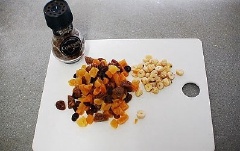 Đầu tiên, cắt nhỏ trái cây khô ra. Hòa tan bột gạo, bột mì, 1/2 số sữa tươi và đường nâu với nhau.