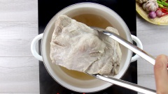 Thịt ba chỉ nên chọn loại rút sườn, mua nguyên tảng dài rồi cắt ra miếng vuông, như vậy sẽ cho thành phẩm đẹp hơn. Mặt da của thịt ba chỉ nên cạo lông cho sạch sẽ. Cho vào nồi 600ml nước, 15gr muối hột và 1 muỗng canh nước tương, khuấy đều cho tan. Nấu đến khi nước nóng vừa bốc khói thì cho miếng thịt vào luộc 10 phút để miếng thịt chín khoảng 80% thì gắp ra, thấm cho khô nước.