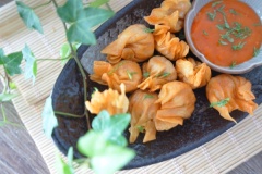 Hoành thánh nhân tôm cà ri chiên giòn sẽ ngon hơn khi dùng chung với sốt cà chua đấy, một chút bùi bùi ngọt tươi của tôm pha lẫn mùi cà ri thơm nồng đặc trưng, kèm theo vị chua chua ngọt ngọt của sốt cà chua.Chao ôi ngon đến nao lòng, sẽ rất tuyệt để vừa xem phim vừa thưởng thức món ăn này nhé.