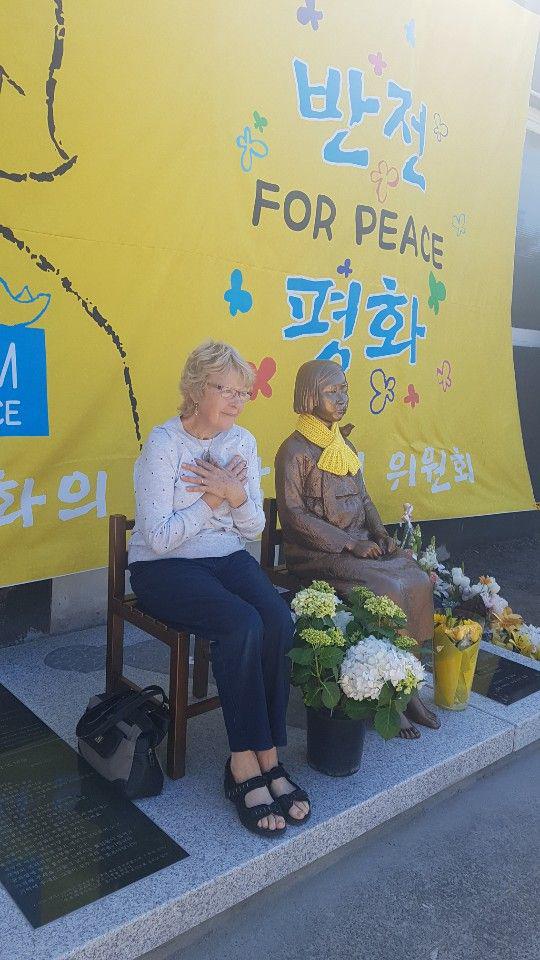 평화의 소녀상 옆 빈 의자에 앉아 연대의 뜻을 나누는 방문자
