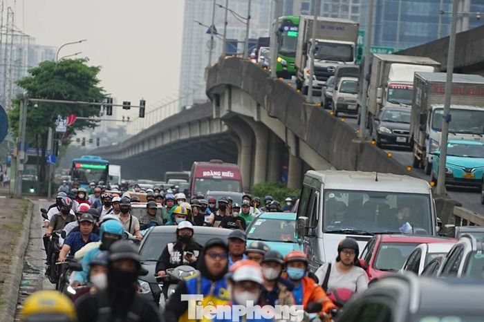 Chưa tan ca đã tắc: Cửa ngõ phía Nam Hà Nội ùn dài dòng xe rời phố - Báo Tiền Phong