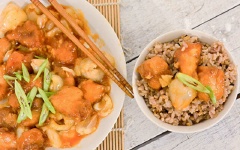 Cho gà ra đĩa, rắc thêm vài lát sả hoặc hành lá, ớt tươi cho hấp dẫn.