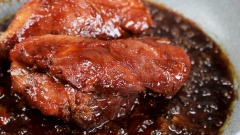 Làm nóng 2 muỗng canh dầu ăn, cho 10gr tỏi, 10gr hành tím vào phi thơm. Sau đó gắp thịt đã ướp vào, thêm 300ml nước dừa tươi rồi đun sôi. Sau đó hạ lửa nhỏ, rim liu riu đến khi nước sốt cạn lại. Trong lúc rim thường xuyên tưới sốt lên trên miếng thịt để thịt thấm đều gia vị.